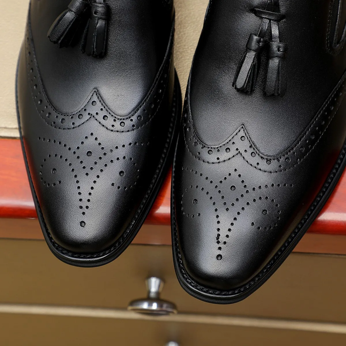 Men's shoes 💰560 💰 Louis Vuitton LV ® Autumn and Winter 🆕 models 🔛Full shoe counter First layer cowhide, 🐂Leather lined casual shoes for men, super soft outsole, a must-have for driving. Counter synchronization Original first layer cowhide Completely 1:1 mold customization 🌹Top version, 2 colors available! Number: 38-45 (37.46. Customized)